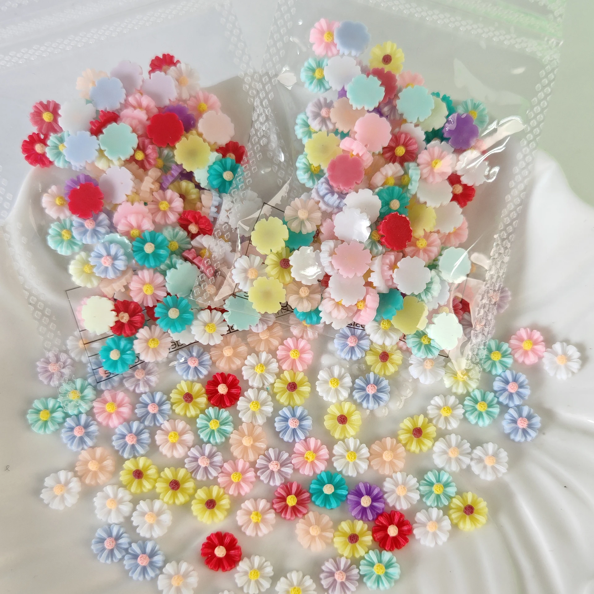 100PCS Tiny Daisy Flower Resin Nail Art Charms 8mm 3D Mixed Color Flatback Chrysanthemum/Rose Bulk DIY Acrylic Nails Decoration