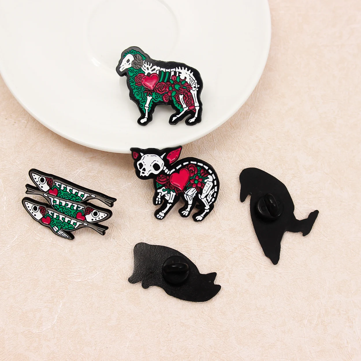 Enamel Pins Cat Crow Dog Fish Sheep Cattle Rose Skull Brooches Halloween Badge Lapel Jewelry Gift Wholesale Punk Skeleton Series