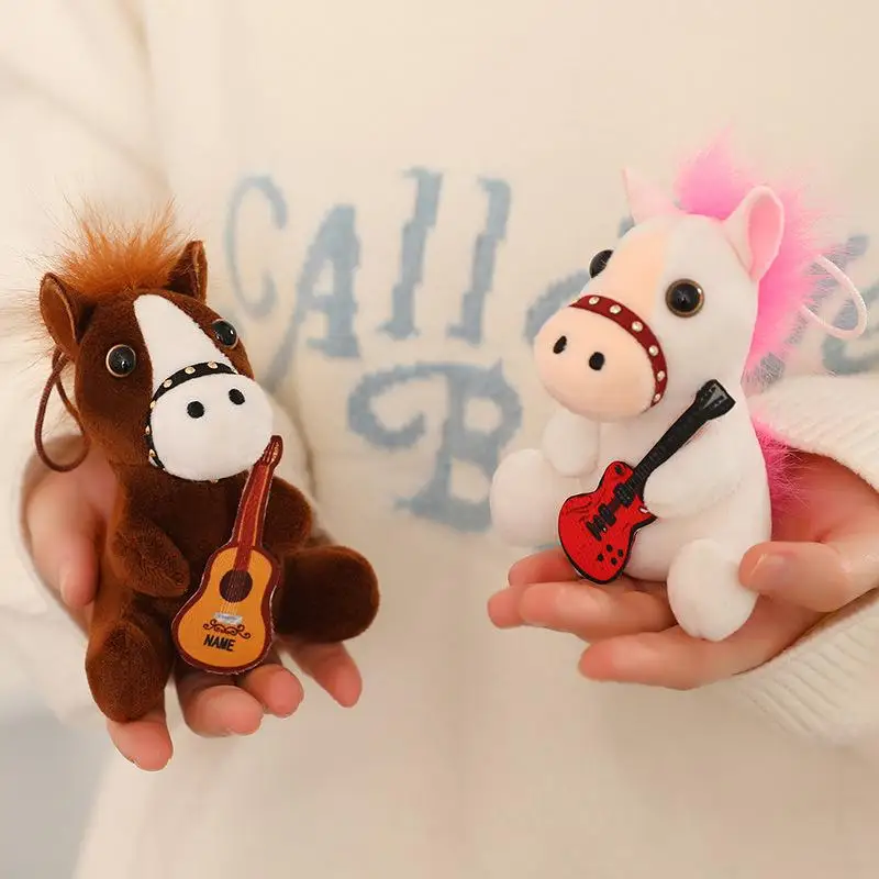Lindo y esponjoso 12cm cuerda de tracción Wag cola caballo llavero de juguete de peluche de dibujos animados muñeco de peluche suave colgante llave de coche mochila bolsa Accesorios
