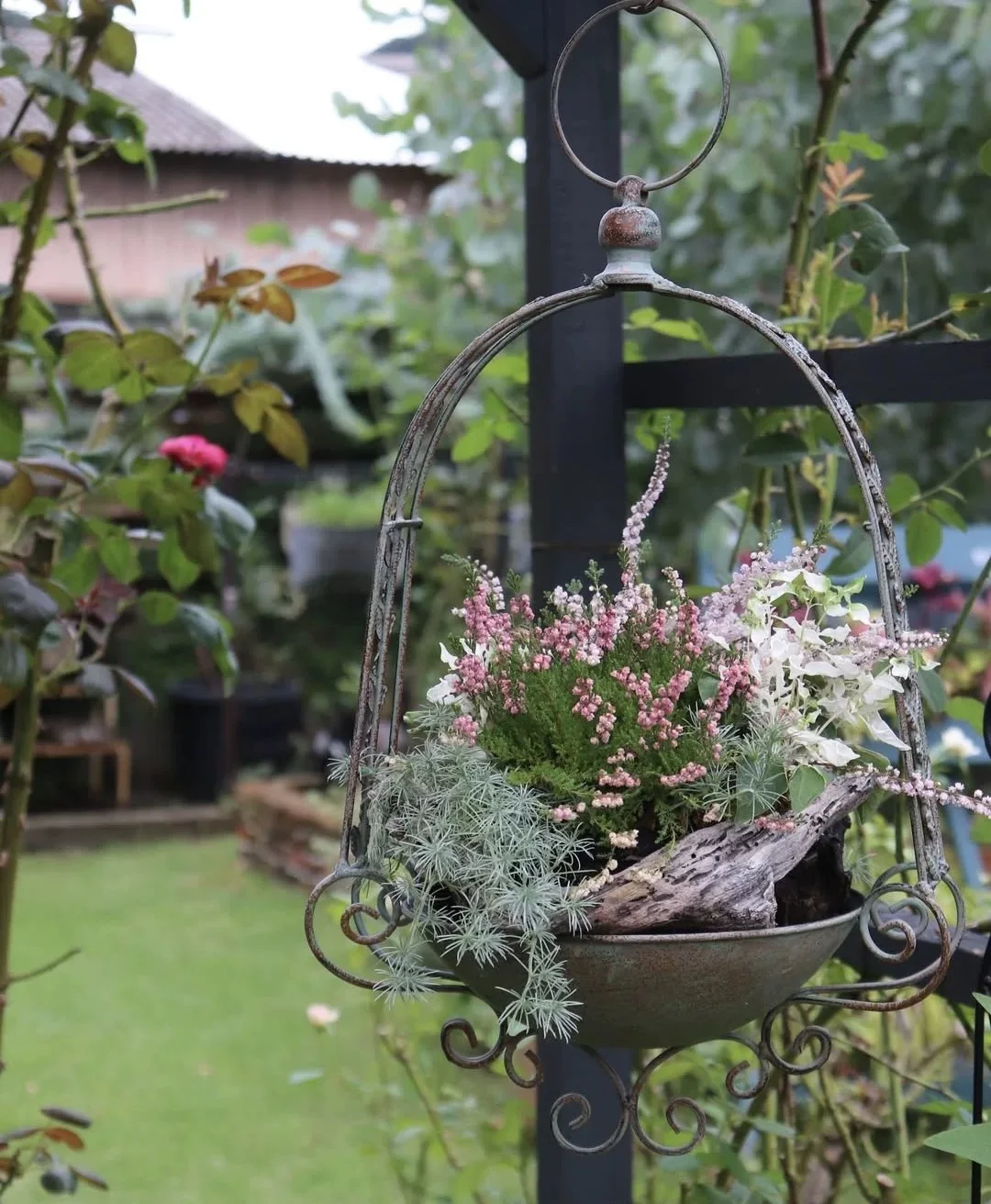 

Vintage Metal Hanging Planter Set, Decorative Garden Baskets with Scrollwork, Distressed Finish, Large 22cm/Small 19cm Diameter