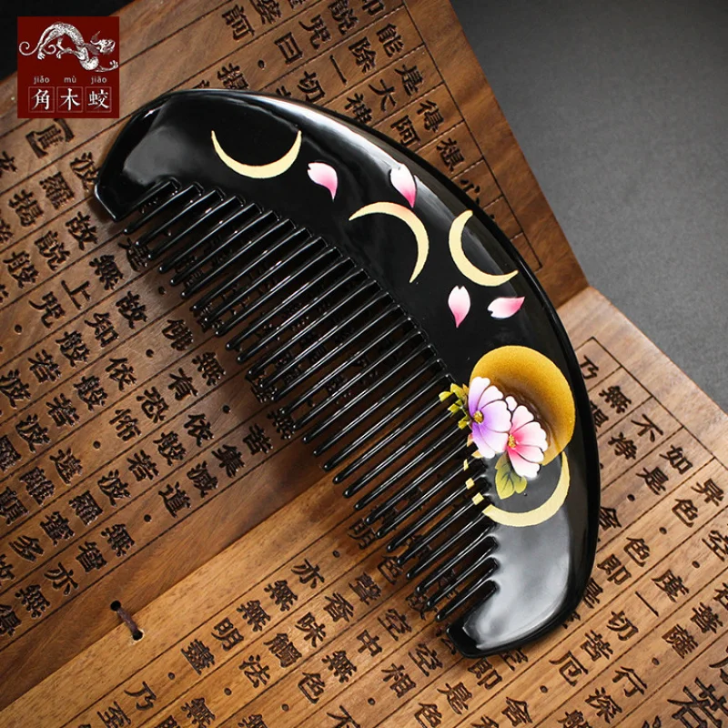 

Расческа из самшита ручной росписи с изображением рогатой стрекозы для массажа, укладки волос и цветочного декора.