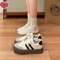 Chaussures blanches polyvalentes pour femmes, nouvelle mode d'automne, chaussures de sport rétro décontractées à semelle épaisse, baskets confortables à semelle souple pour étudiants 3