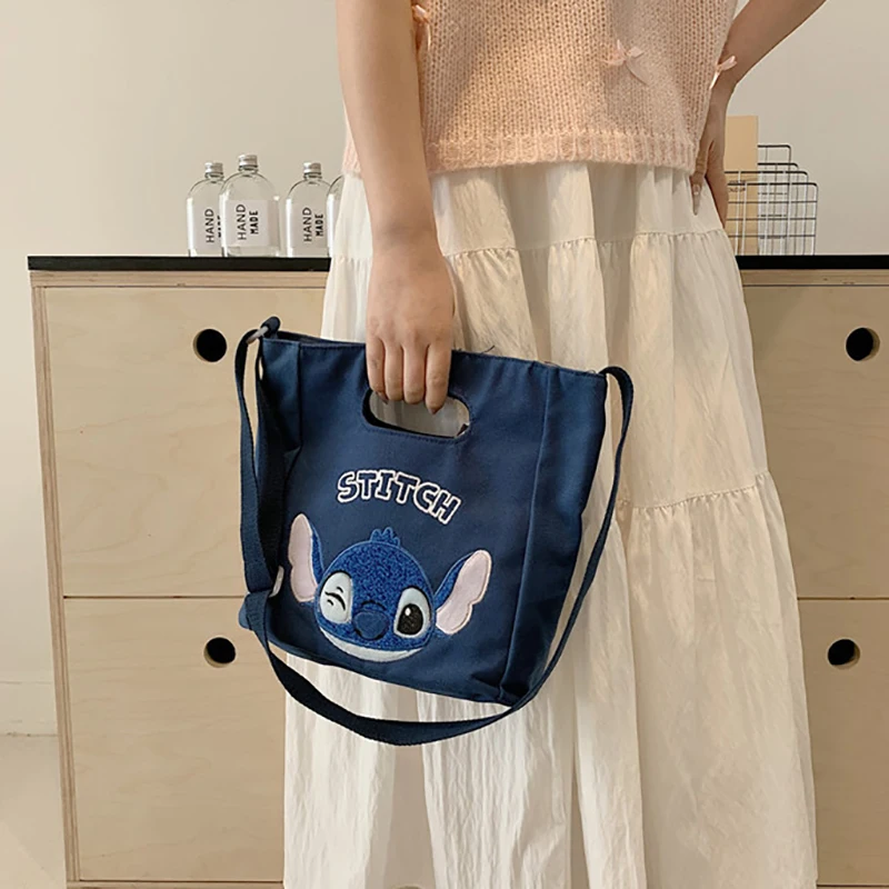 MINISO Disney Cartoon śliczny truskawkowy miś torba Crossbody o dużej pojemności modna torebka na co dzień torba na ramię ze ściegiem