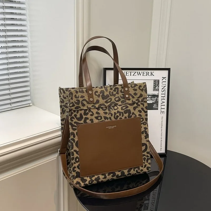 

Уникальная ретро-сумка-мессенджер большой вместимости для покупок, которая легко может быть использована как вместительная и стильная сумка для детских принадлежностей.