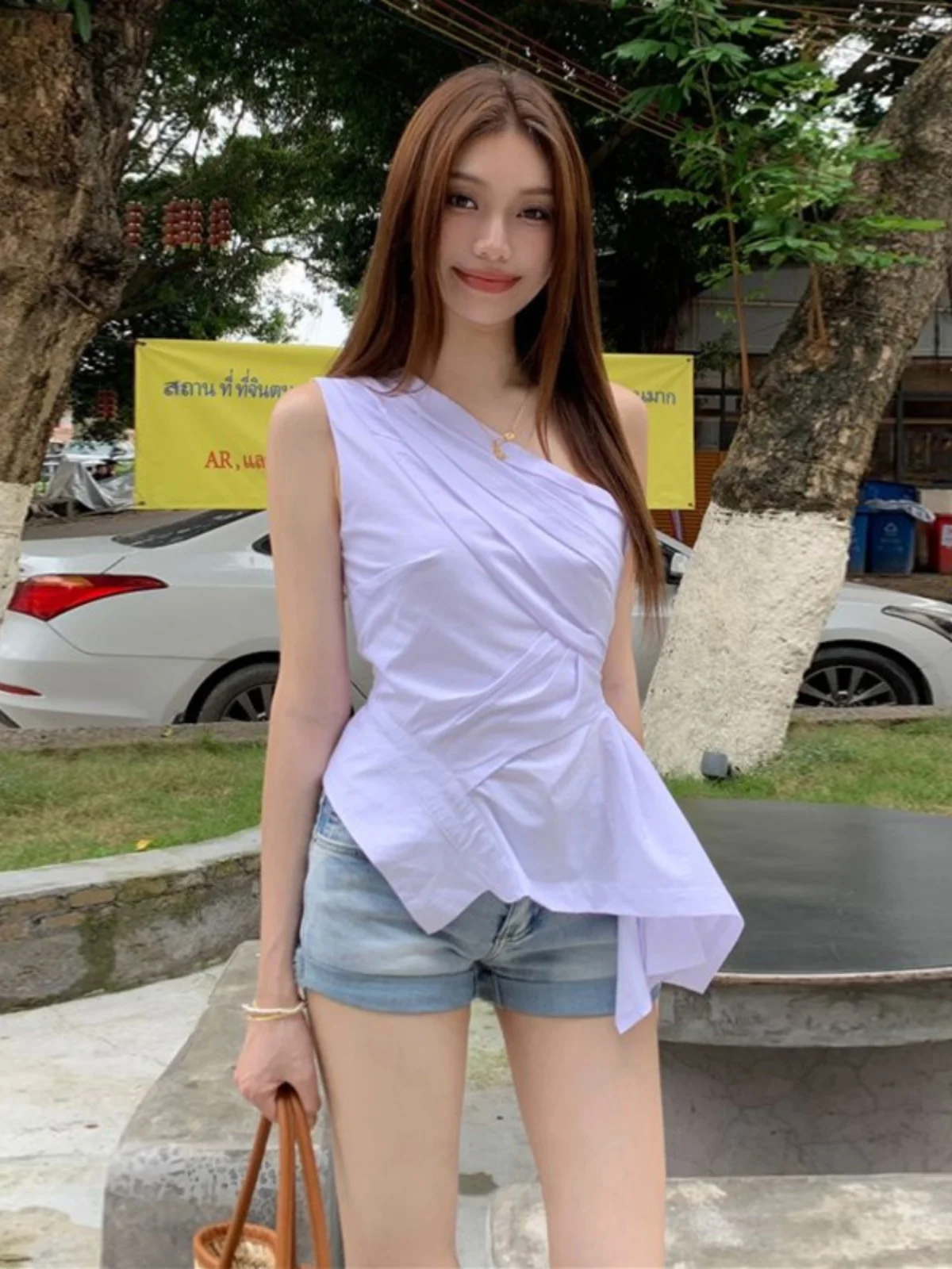 

Белая приталенная асимметричная блузка без рукавов с открытым плечом для женщин, летний дизайнерский топ в корейском стиле для повседневной носки, полиэстер