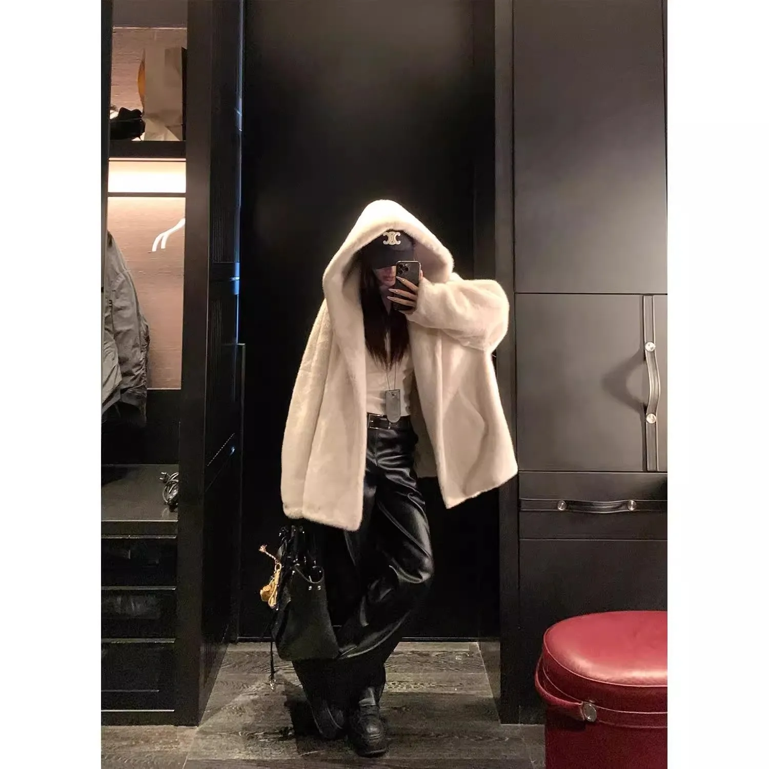 Herbst Winter Neuerscheinung Damen Kapuzen-Kunstpelzjacke Verdickte Lange Plüsch-Lederjacke Lässiger Vielseitiger Polyester-Mantel