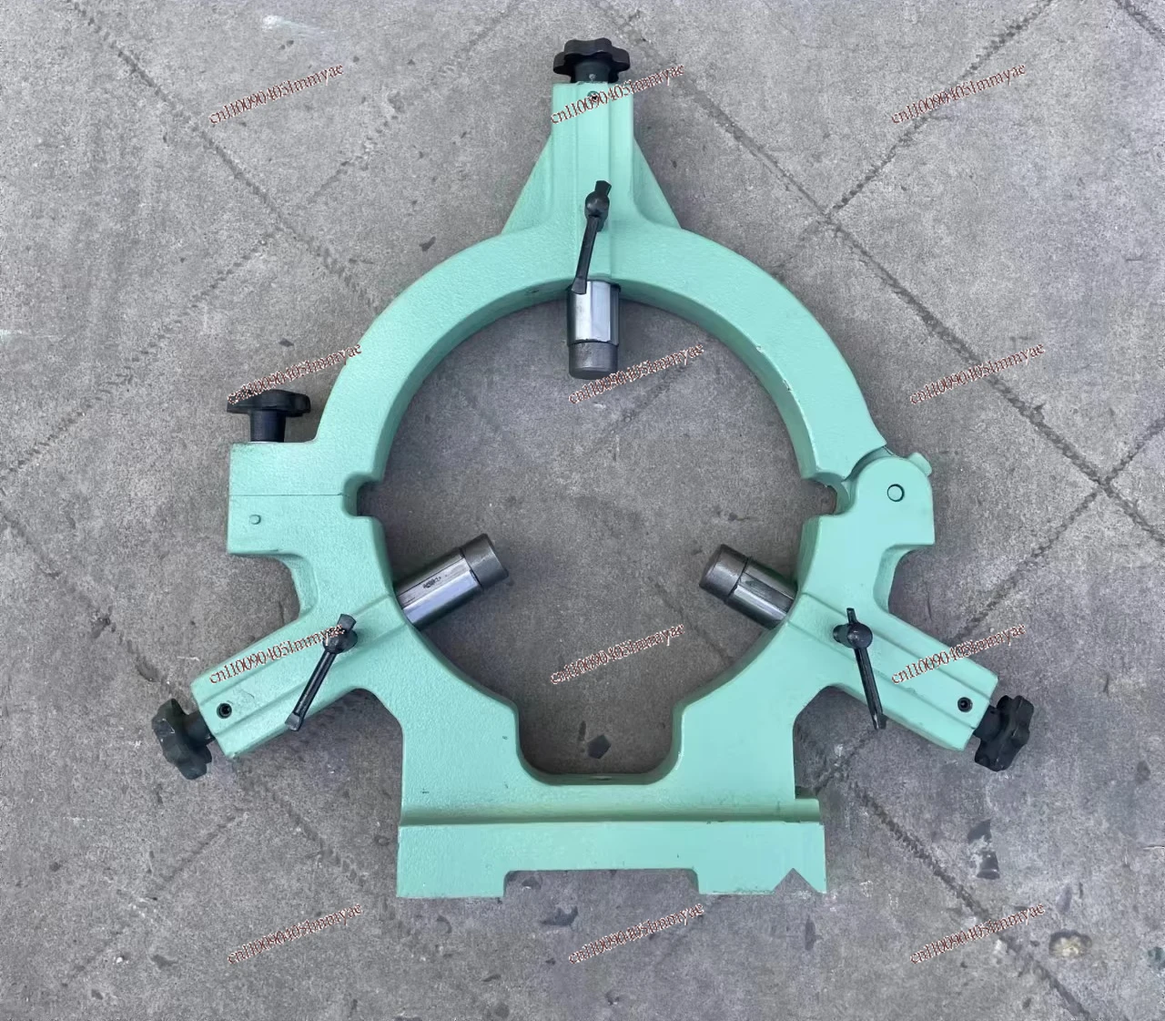 Center frame, lathe center frame and tool holder