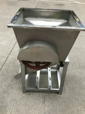 Large-scale special electric fish cutter for fish feed breeding