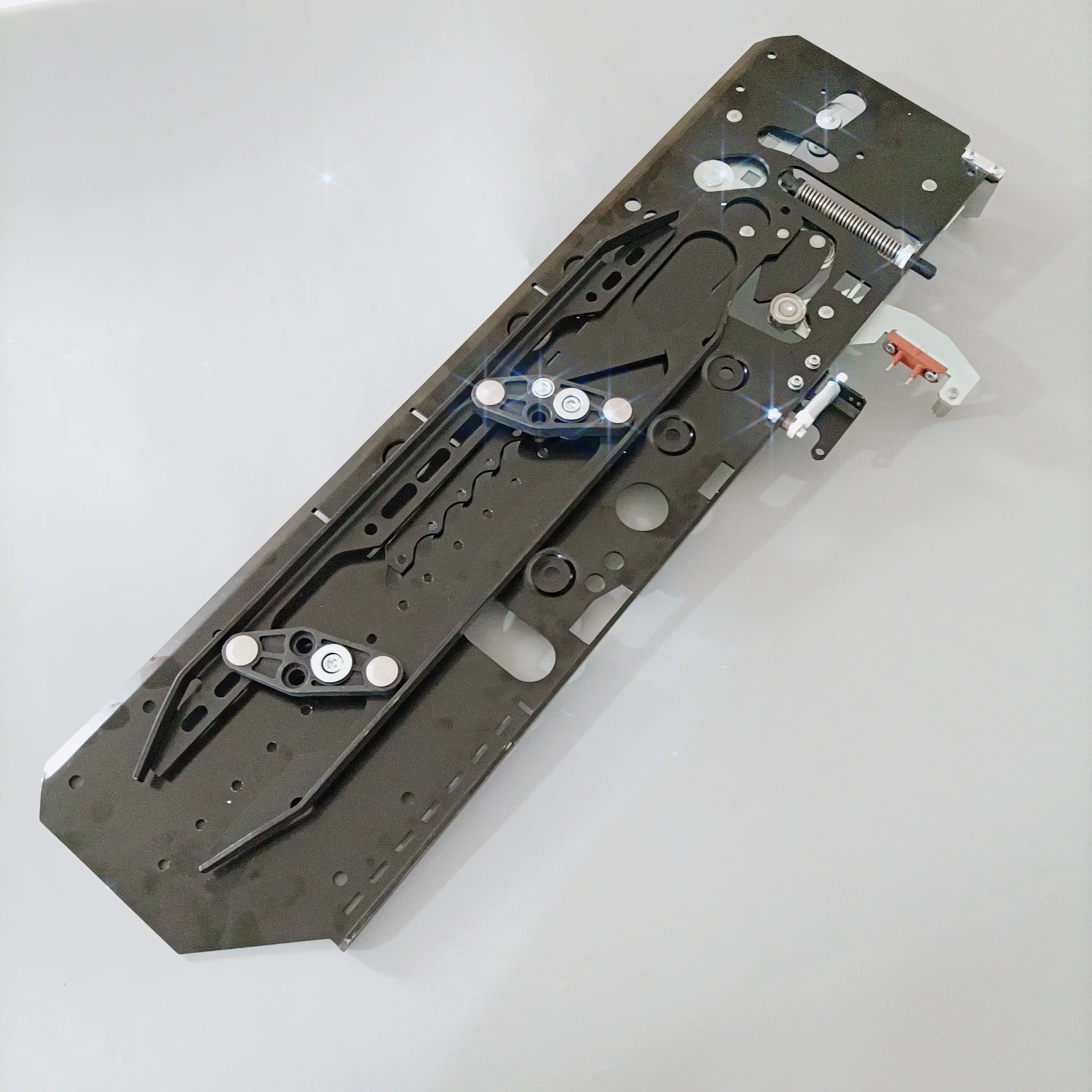 

901875G15 Modern Design Long Type Elevator Door Coupler with Lock Vane Cam 670mm L for Hotels and Elevator Spare Parts