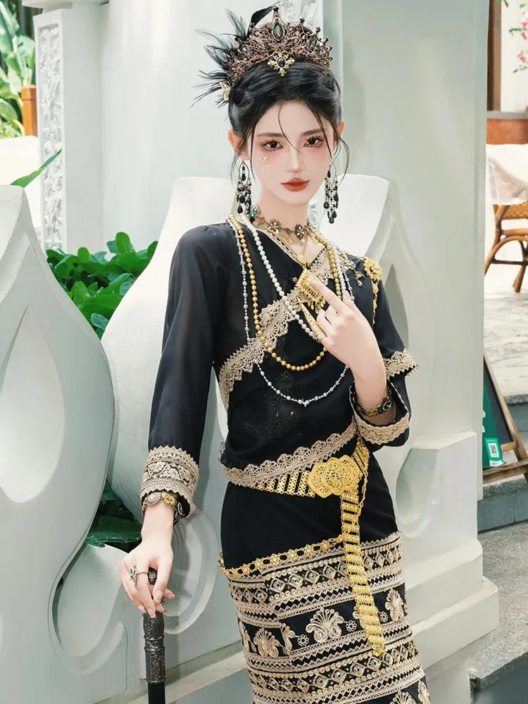 

New style of clothing Women's Dai hair crown embroidery heavy industry black and gold tube skirt photography