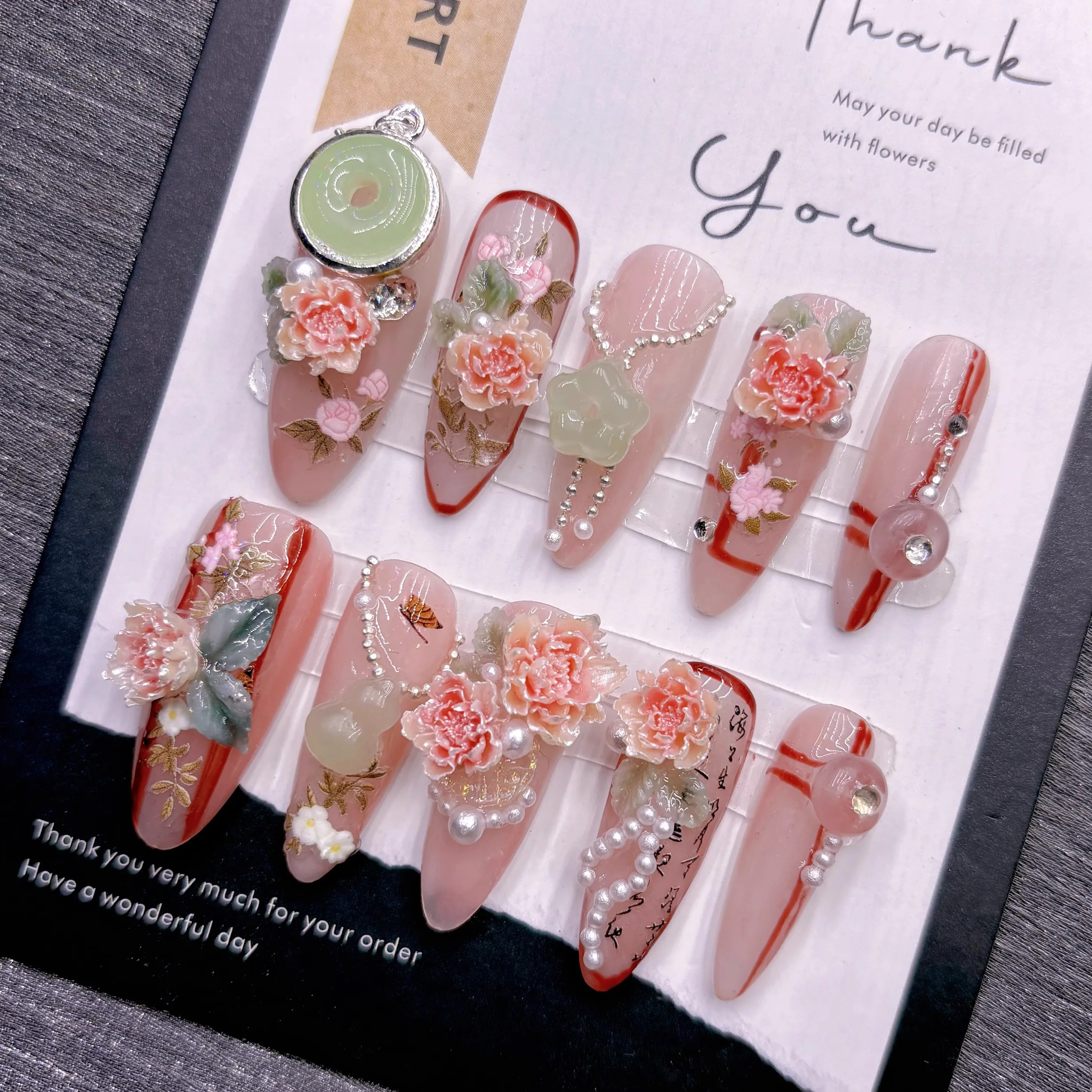 環境に優しいピンクの花柄付け爪 3D パールラインストーン付き 結婚式 日常エレガントウェア 結婚式 日常エレガントウェア