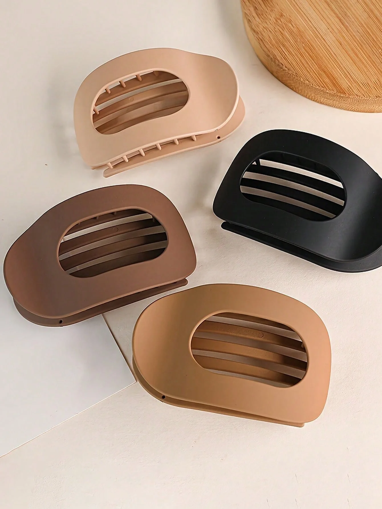 

4 матовых овальных плоских зажима для волос. Простые французские заколки для волос большого размера с изогнутым и удобным дугообразным дизайном.