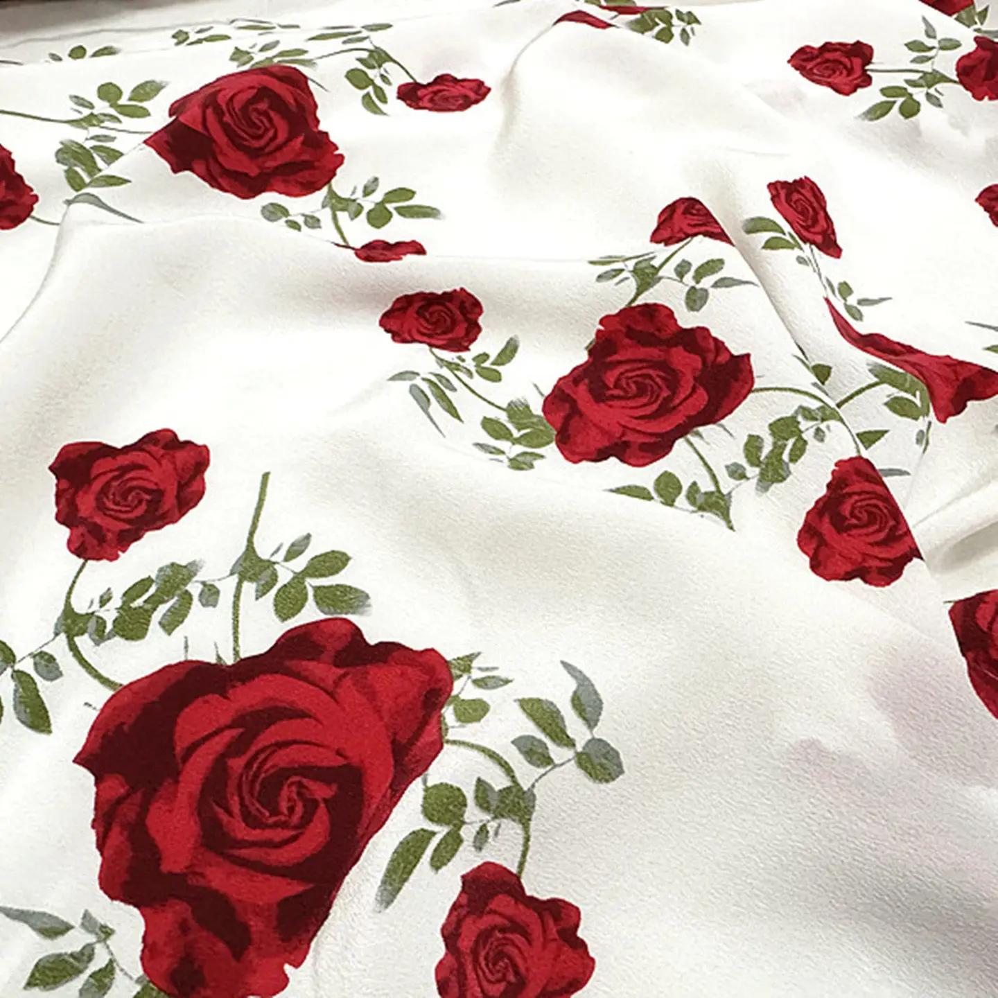 

White Background Red Rose Wide Width Washed Silk Crepe De Chine Fabric 100% Mulberry Silk for Summer Dress Blouse