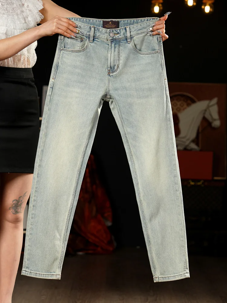 جينز أزرق فاتح جديد لعام 2025 للرجال ذو قصة ضيقة وأقدام صغيرة، سراويل فاخرة بسيطة ومتعددة الاستخدامات