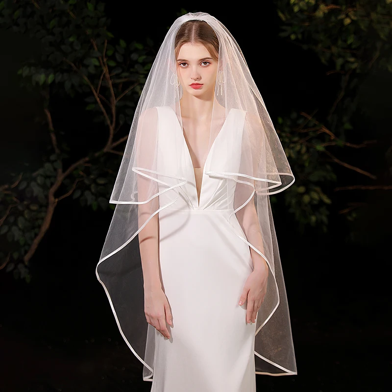 White elegant bridal veil, waist length veil suitable for women's weddings (excluding earrings)