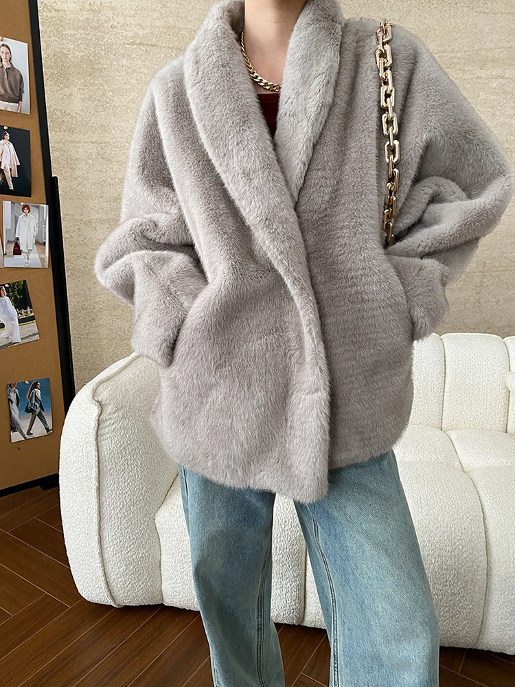 [EAM] Faux Fur Coffee Keep Warm Pockets Jacket New V-neck Long Sleeve Women Coat Fashion Tide Autumn Winter 2024 1DH7882