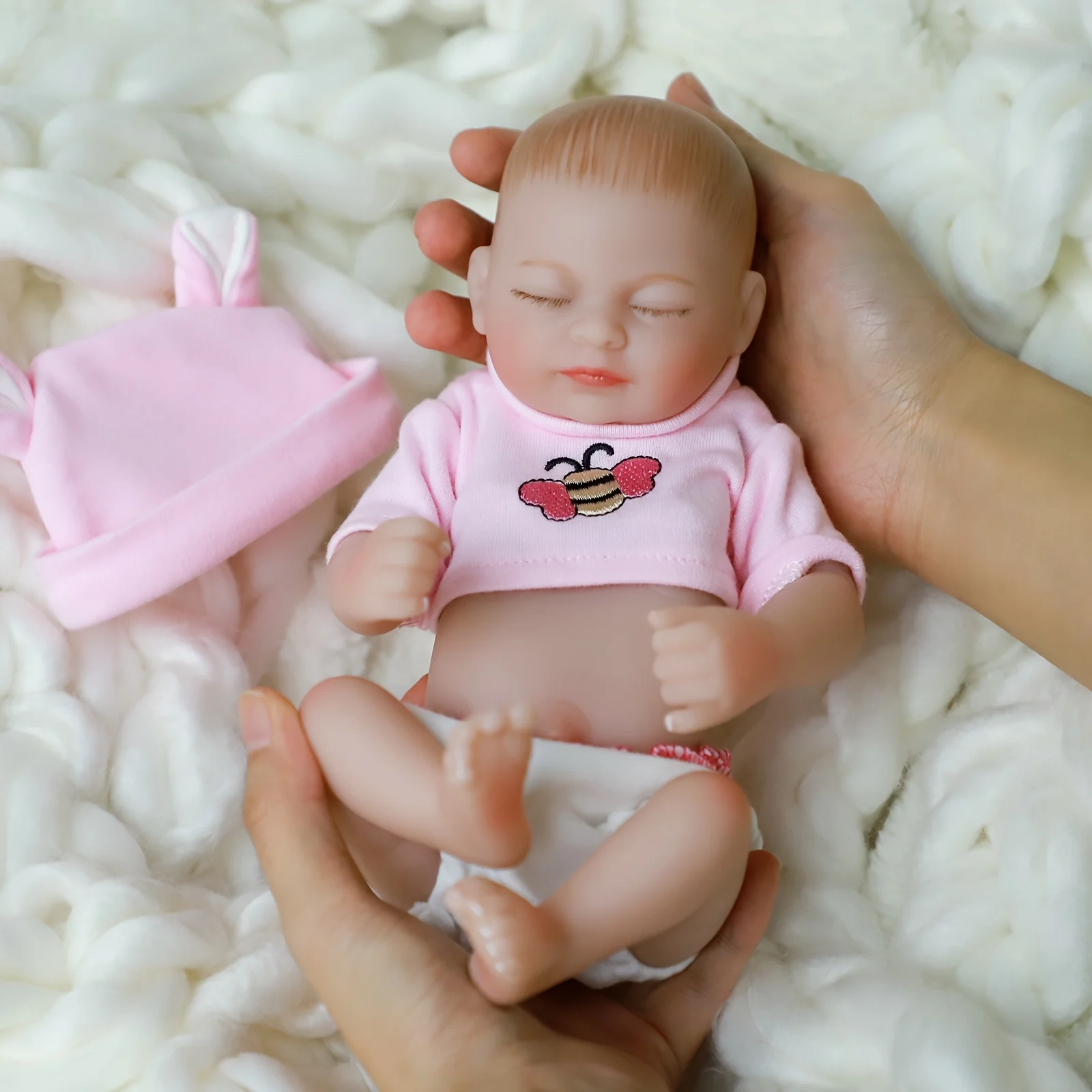 Par de muñecas Reborn de vinilo de edición rara de 10 pulgadas |   Conjunto de traje de abeja de dibujos animados |   Un ojo abierto y un ojo cerrado |   Para jóvenes adultos |