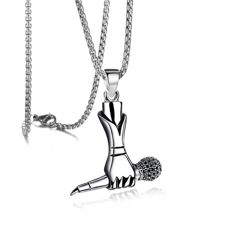 Nueva llegada de acero de titanio Hiphop moda sosteniendo un micrófono colgante hombres collares joyería Retro cantante de Rock regalo S406