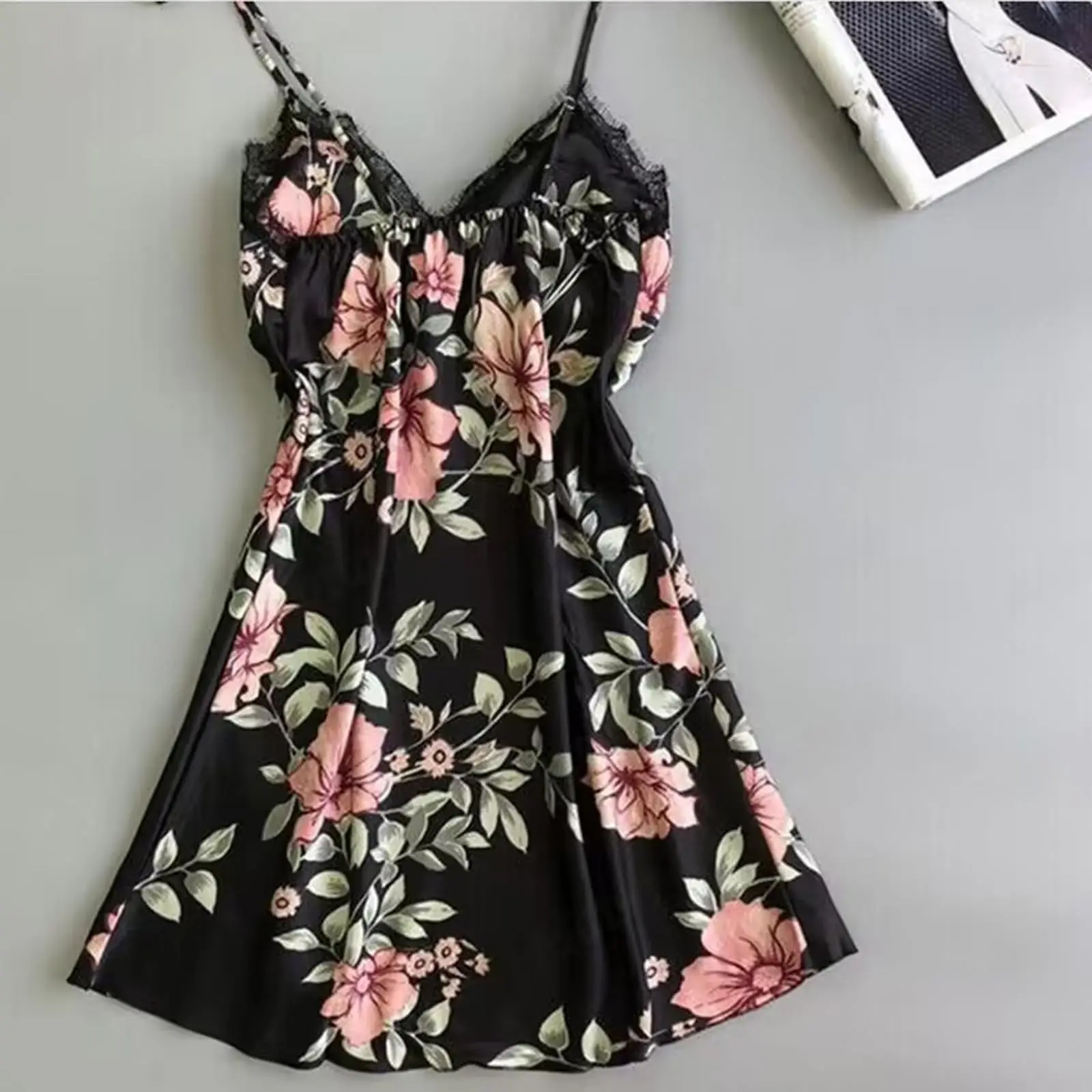 

Женская ночная рубашка, черная ночная рубашка с цветочным принтом и цветочным кружевом на подтяжках, домашняя одежда, домашняя сцена для сна, отдых