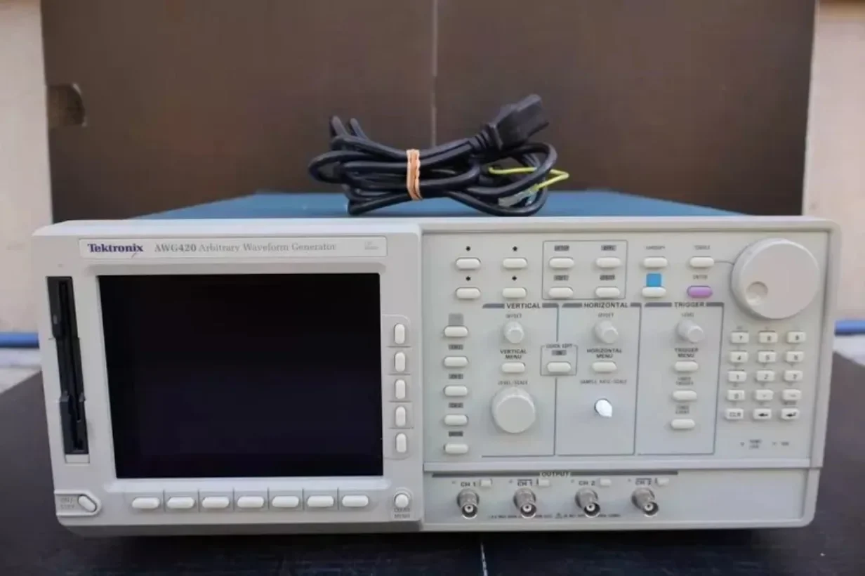 1PC TEKTRONIX AWG420 High-Speed 200 MS/s 16-Bit Dual-Channel Arbitrary Function Generator#Xing