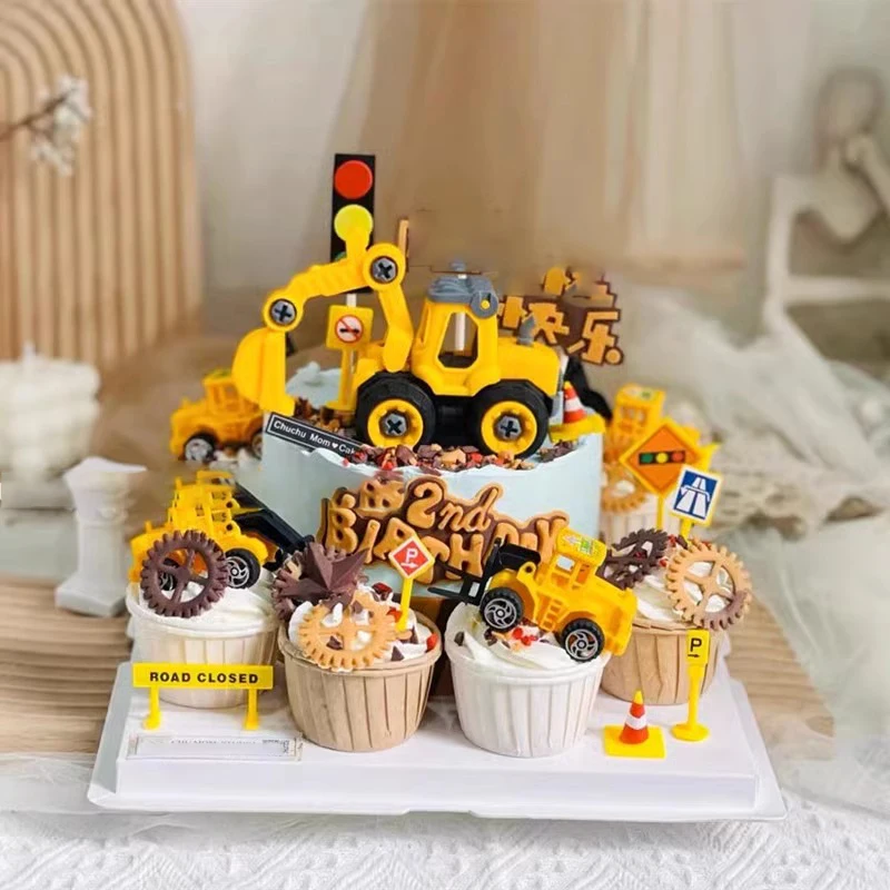 Baustellenfahrzeug-Kuchenaufsatz mit Kran-, Bagger- und Tankerformen zur Dekoration von Kuchen für kleine Jungen zum Bauernthemen-Geburtstag – Detail 5