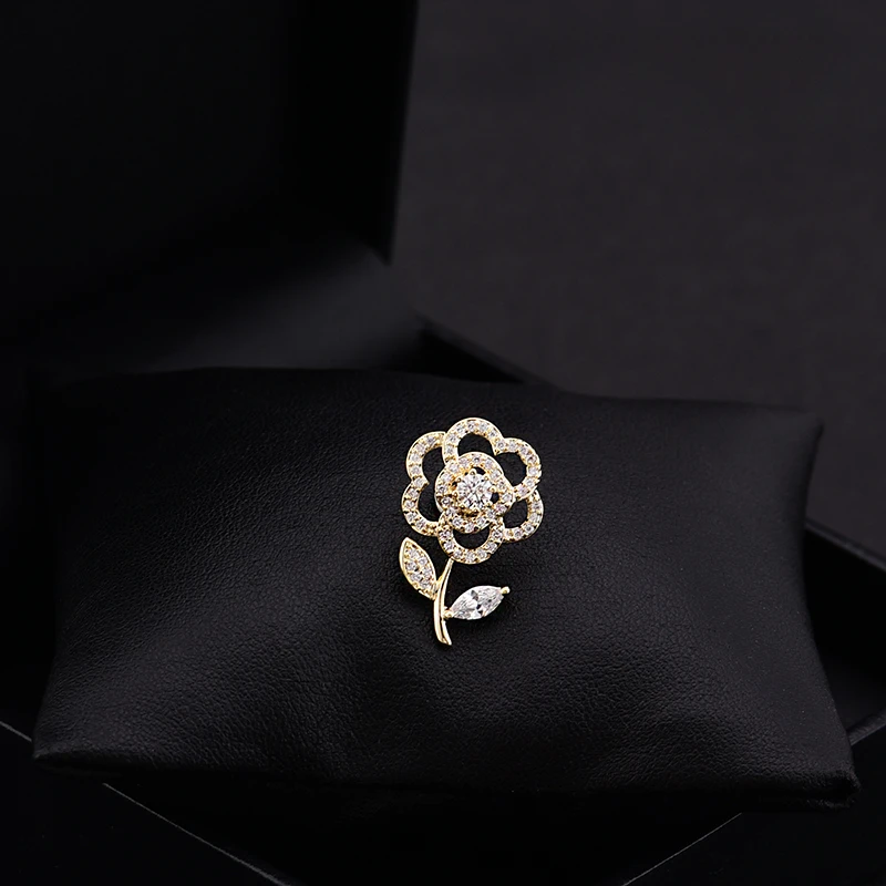 

ZY Brooch Exquisite Small Flower Collar Pin Women Crystal Rose Buckle Fixed Clothes Ornament Neckline Corsage Fine Jewelry 6058