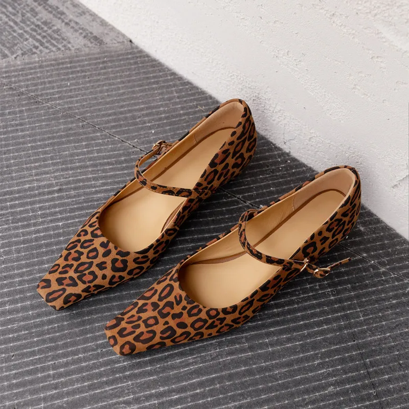 Zapatos de leopardo para mujer, zapatos de tacón sexis de primavera, zapatos de tacón medio para vestido, zapatos de tacón de trabajo europeos con una correa, calzado Mary Jane de ante con punta cuadrada