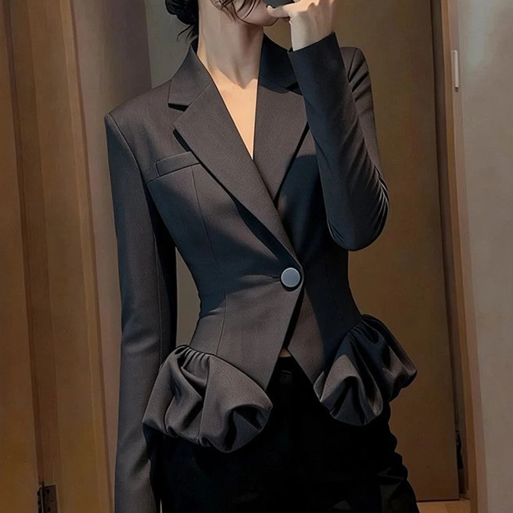 

good-looking autumn coat, new high-end fashionable foreign style, unique and beautiful temperament, waist-pinched black top