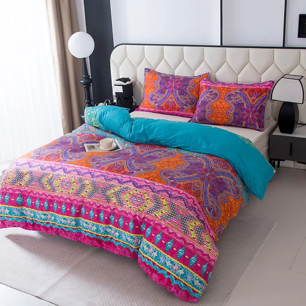 

Комплект постельного белья в богемном стиле с принтом: пододеяльник и наволочки, мягкий красочный пододеяльник из микрофибры с завязками по углам. Красный