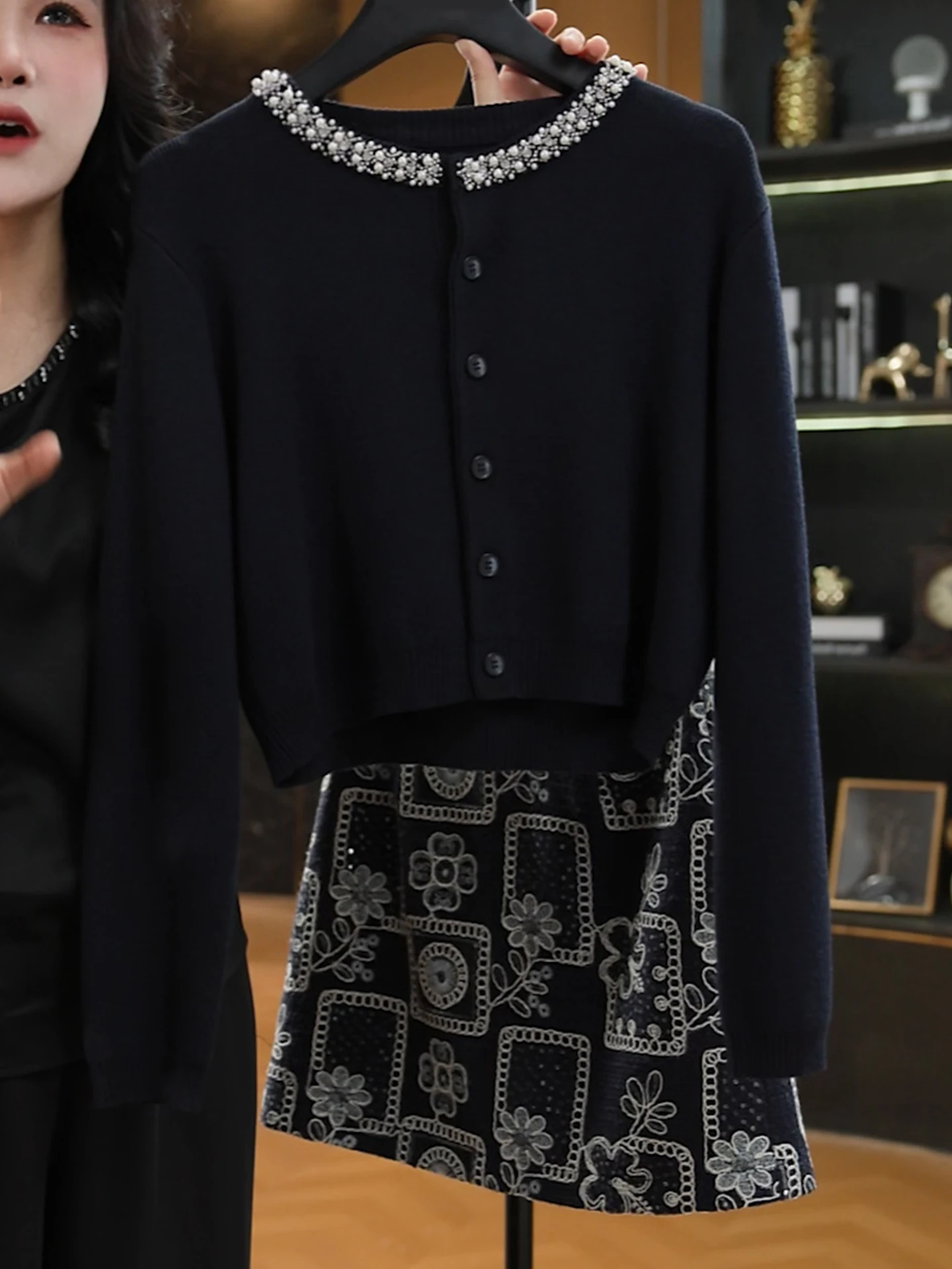 سترة نسائية محبوكة مريحة مستديرة Ne Long Sve سترة كاجوال بأزرار لأعلى سترة ناعمة متوسطة ورقيقة جاهزة للتنقل