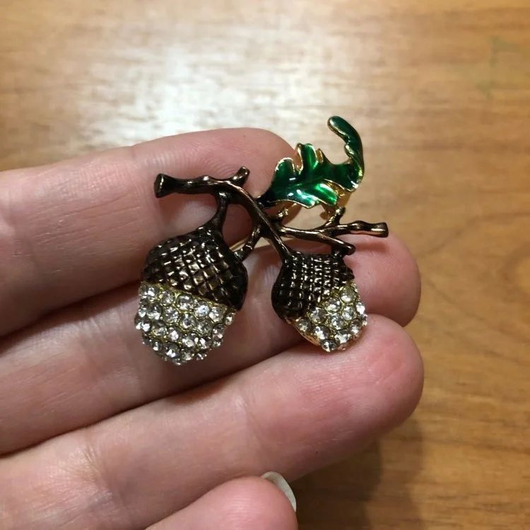 SKEDS Fashion Rhinestone Pine Tower Enamel Pinecone Brooches Men Women\'s Alloy Plants Weddings Banquet Party Oak Acorns Brooch