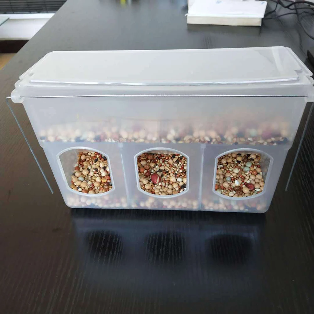 Mangiatoie per uccelli con 3 piccoli slot Gancio Design arrotondato Gabbia trasparente impermeabile per uccelli Pollo Parrocchetto Forniture Prodotti per animali domestici