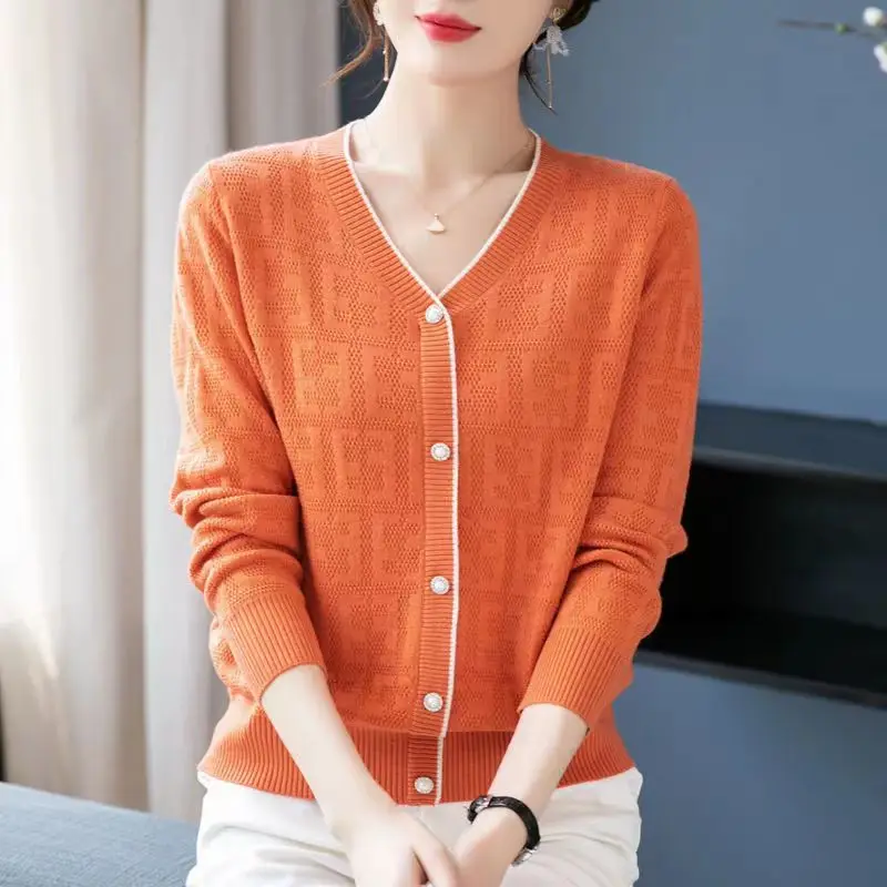 New Autumn and Winter Fashionable Knitted Cardigan V-neck Westernized Long Sleeved Temperament Commuting Women\'s Sweater