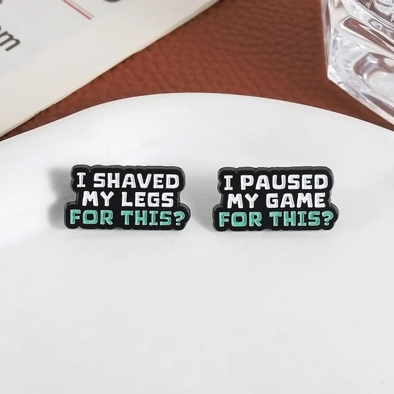 Engraçado inglês frase curta "Eu rasgo minhas pernas para esta/pausa o jogo" broche criativo versátil roupas mochila crachá