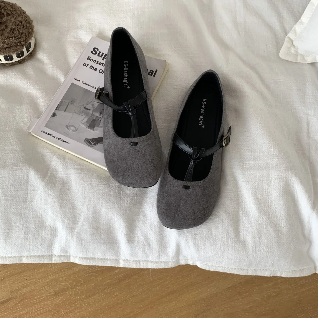 أحذية باليه مسطحة للنساء بإبزيم على شكل حرف T أحذية بدون كعب بمقدمة مستديرة أحذية غير رسمية مريحة أحذية ماري جين كلاسيكية باللون الرمادي المشمش