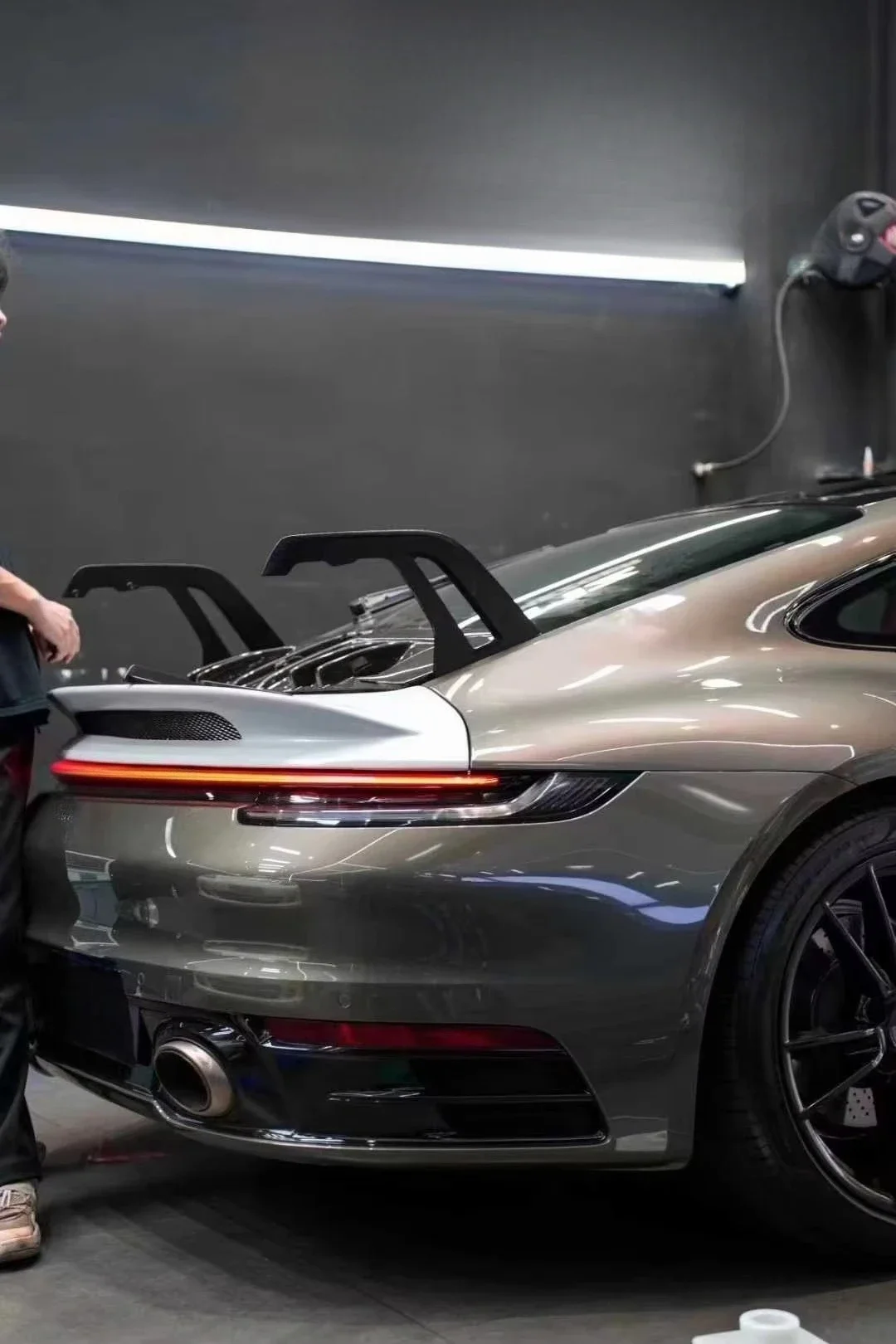 Runde for 992 GT3  the Dry Carbon Fiber Tail Supports Lifting Brackets to Secure the Body for Greater Stability