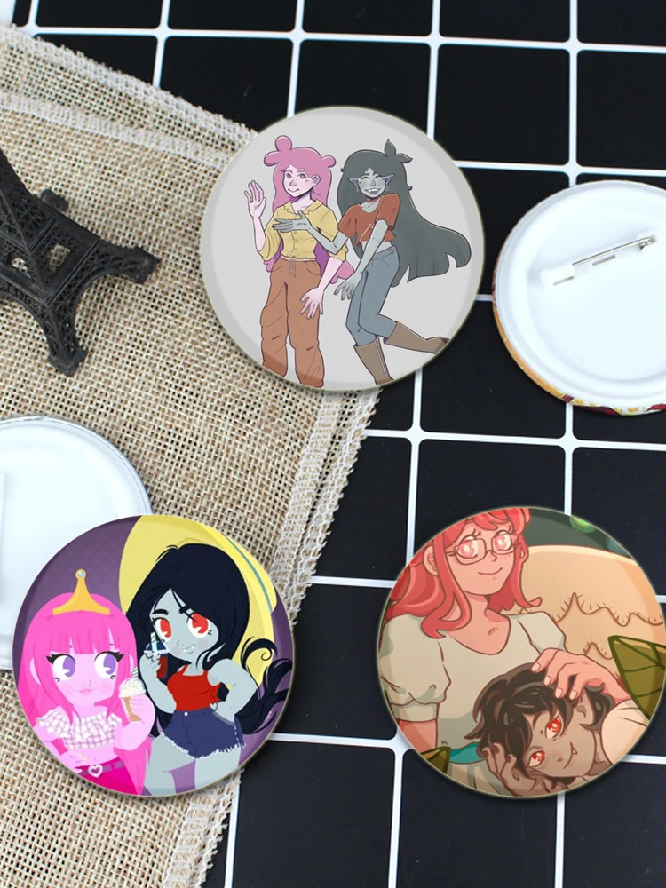 Broche d'impression HD Adventure Time, insigne d'anime, broche d'affichage ronde, épinglettes, bijoux, figurine de dessin animé, moteurs de princesse, legum, marceline