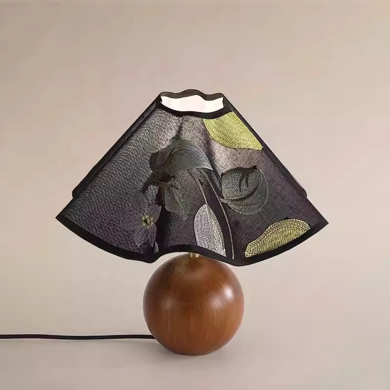 

Настольная лампа Nanyang в стиле ретро для гостиной и спальни, из массива дерева, в средневековом стиле, с ручной вышивкой