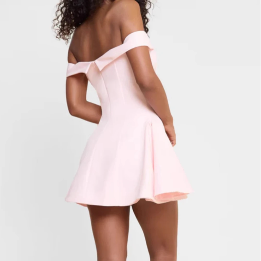 Robe nouvelle épaule dénudée dos nu Sexy sans manches couleur unie douce princesse Style taille courte robe de soirée rose