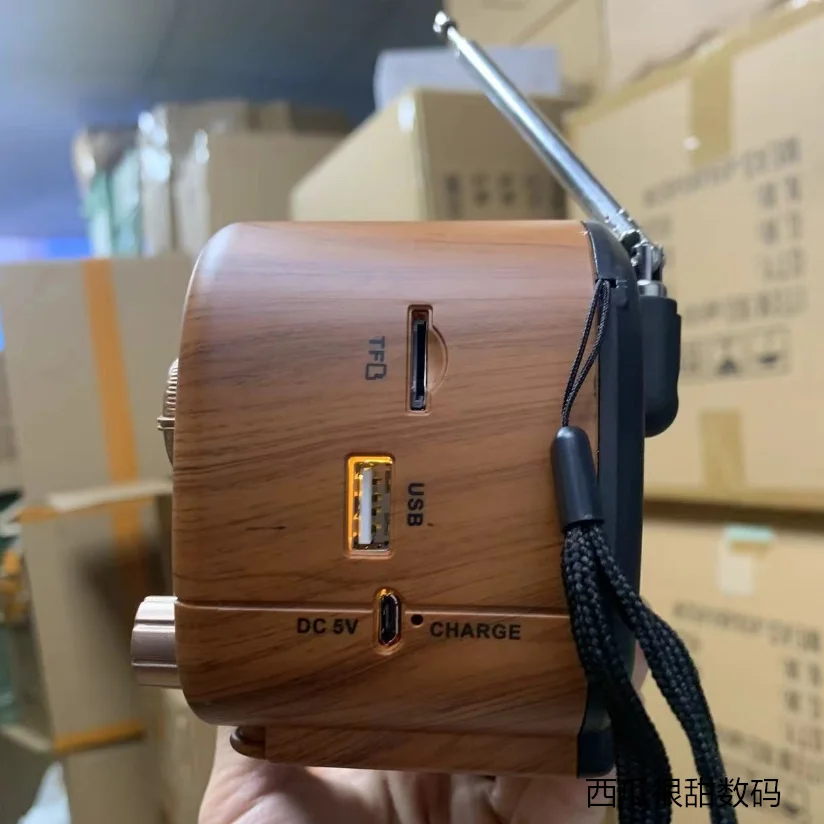 Vintage gives us memories! Wood grain colour belt antenna Bluetooth speaker! Radio! Plug in the card and plug in the USB flash d