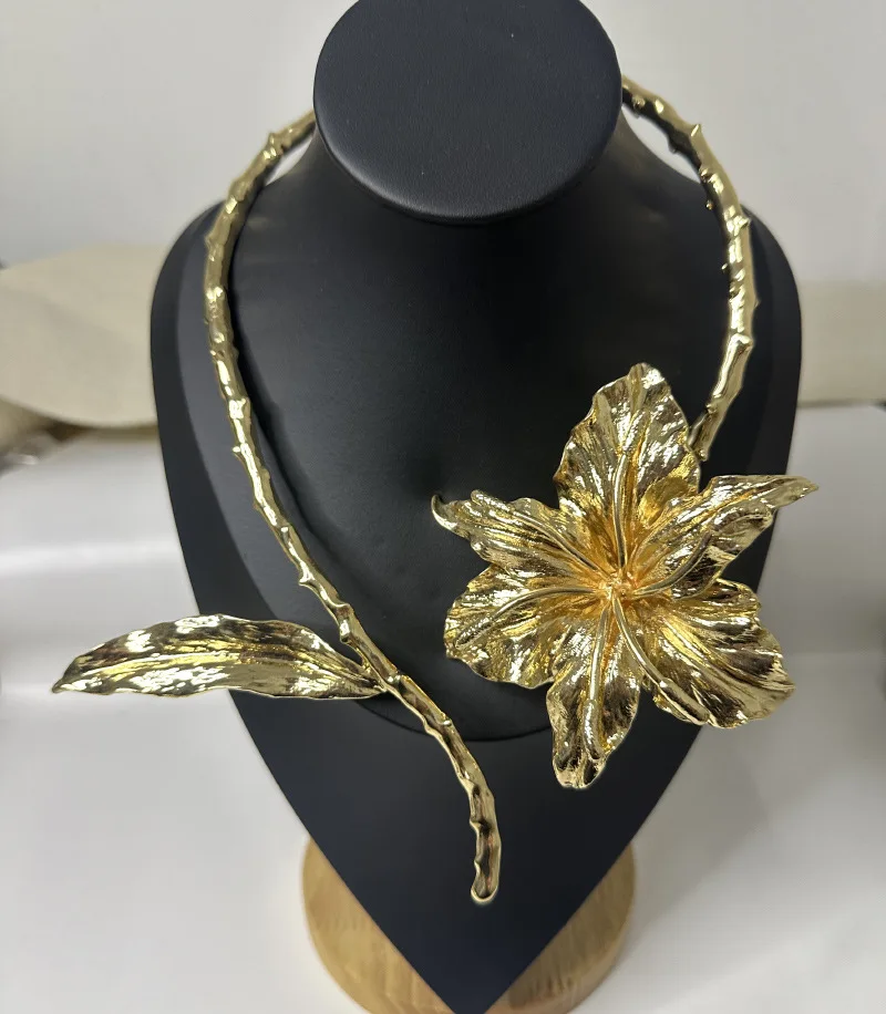 Luxury exaggerated personality metal large flower collar fashion runway dinner accessory choker women