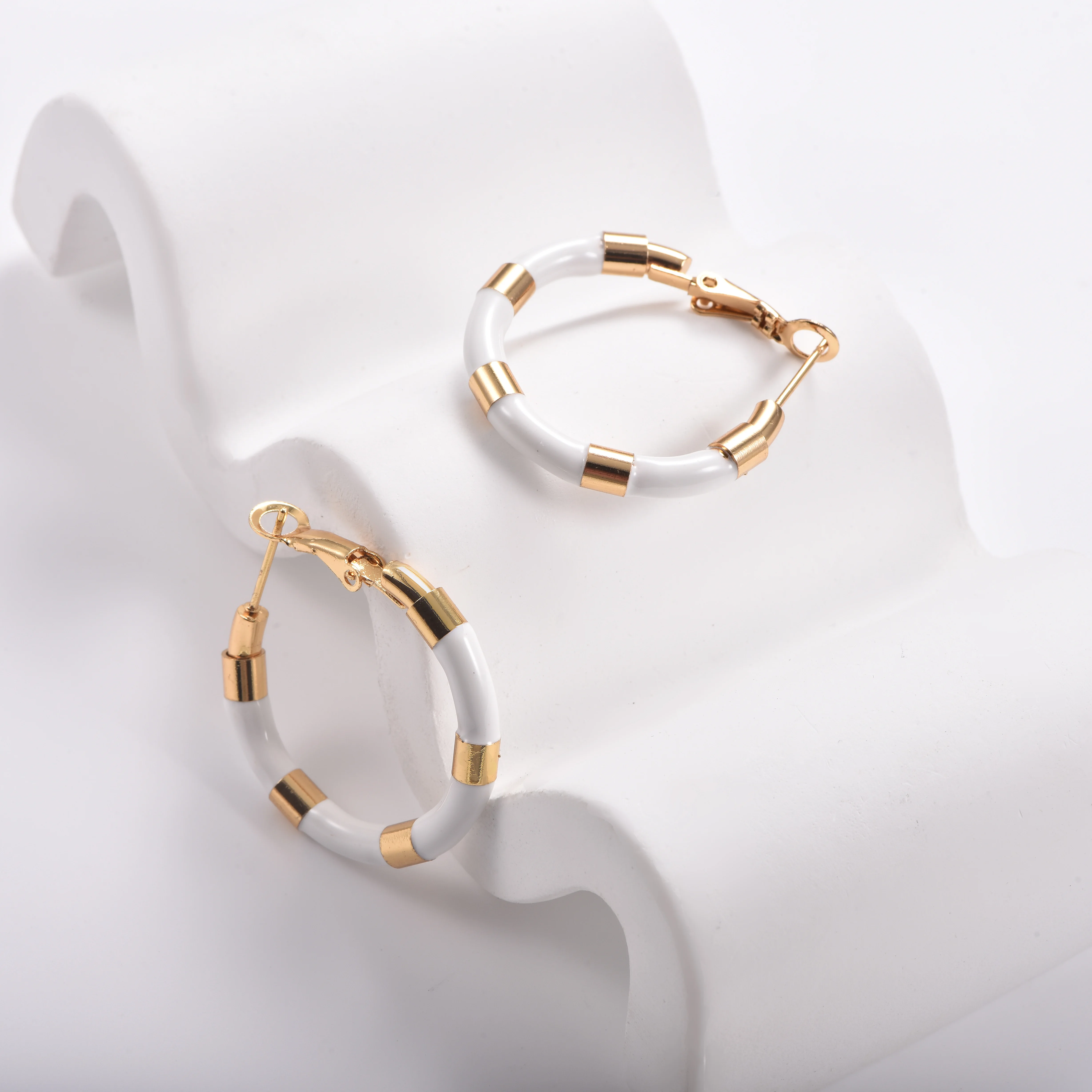Bunte Emaille-Bambus-Creolen für Frauen, 18K vergoldete Edelstahl-Ohrringe, Dopamin-Farbblock-Kreis-Ohrschmuck – Detail 1