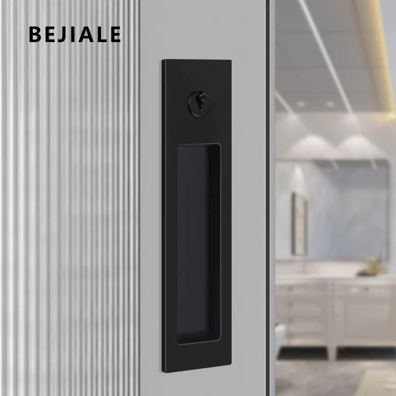 Niewidoczny zamek do drzwi przesuwnych Ukryty otwór na klucz Wewnętrzna łazienka Zamek do drzwi przesuwnych Kuchnia Łazienka Pokój Drewniane drzwi Podwójny zamek hakowy