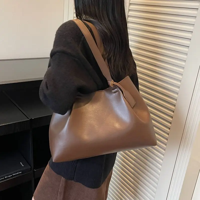 

Новая стильная женская сумка большой вместимости, стильная и легкая, универсальная сумка через плечо, подходящая для различных случаев.