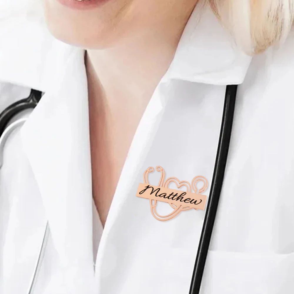 Personalize vários estilos de broches médicos, emblemas em formato de estetoscópio e placas de identificação gravadas profissionais em formato de dentista