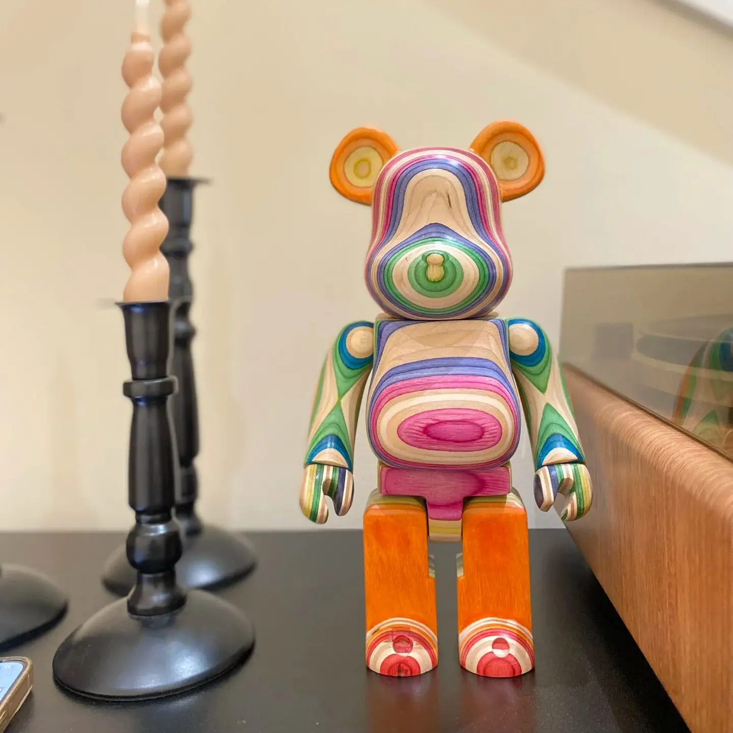 Bearbrick 400% pionowa tęczowa deskorolka drewno 28cm wysokość ręcznie robiona modna drewniana kolekcja niedźwiedzi ozdoby na biurko