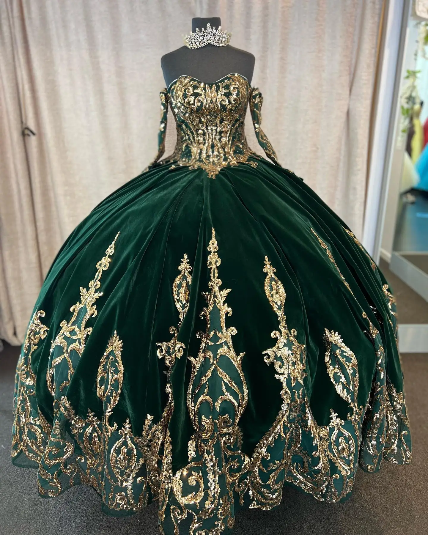 Vestidos destacáveis de mangas compridas Quinceanera, Corset Back Ball Gown com Royal Train, Metallic Sequin Applique, Veludo verde esmeralda