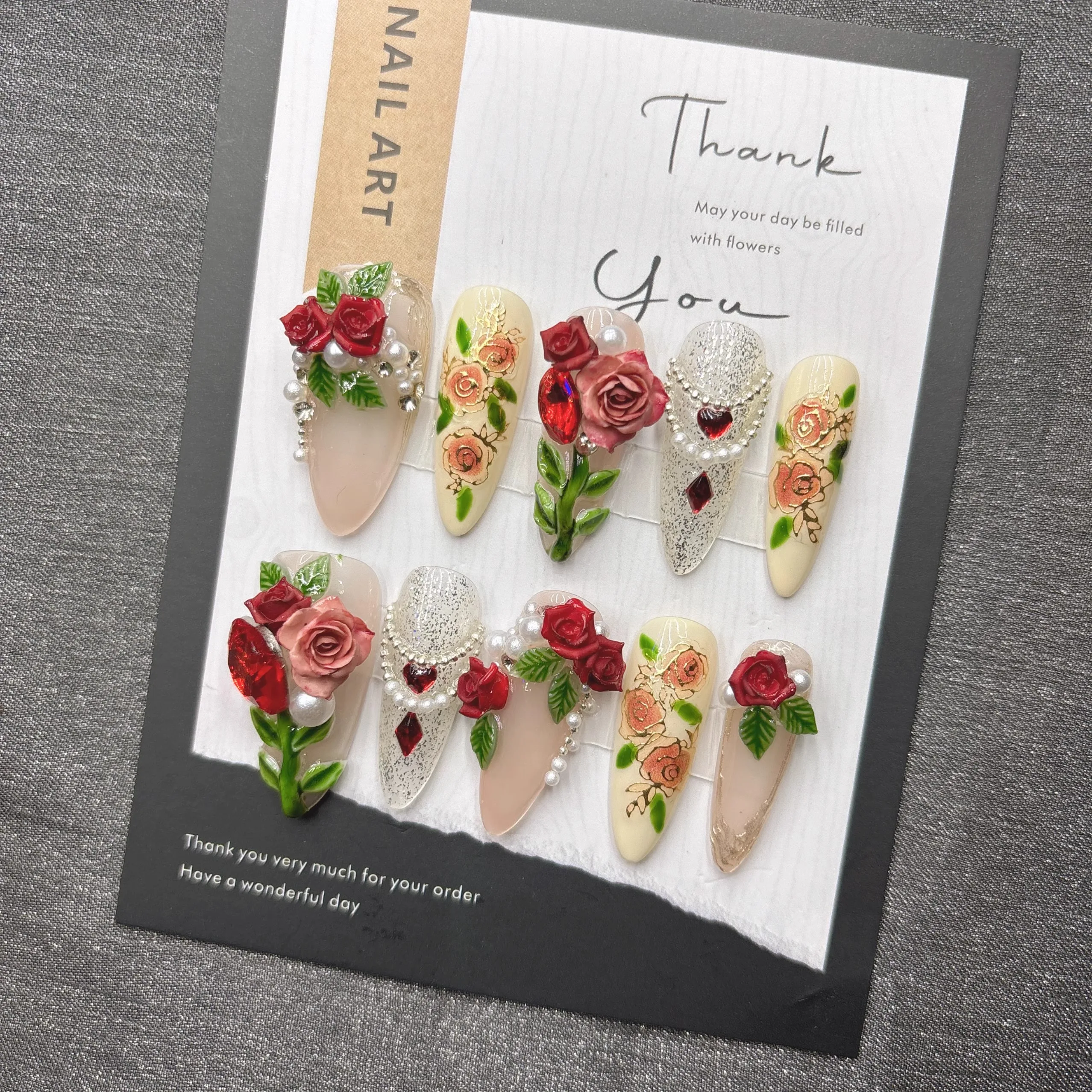 エレガントな花パールプレス爪ラインストーン付き付け爪ウェディングパーティーデートロマンチックなグラマラスアクリルネイル女性用