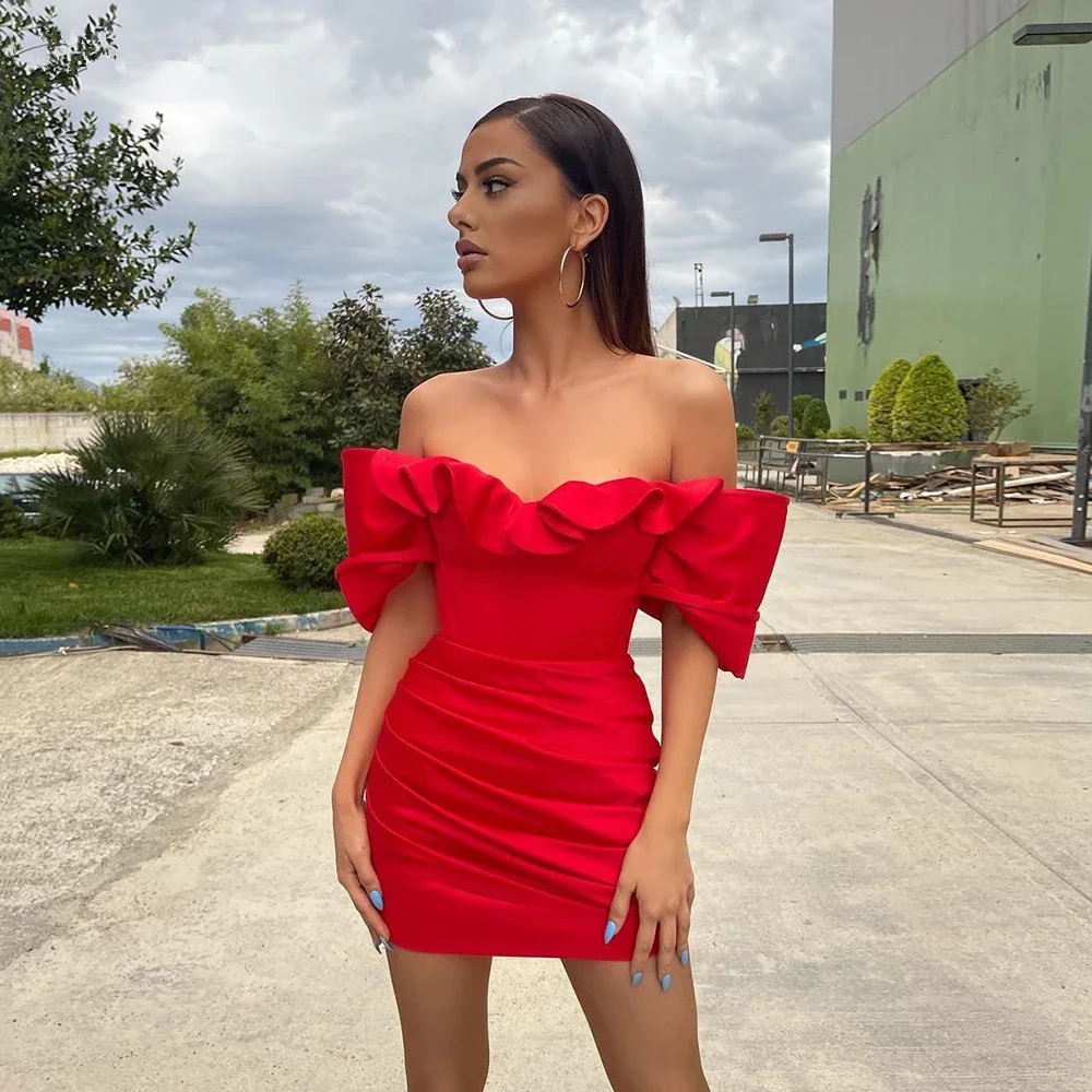 

2023 Red Off Shoulder Mini Cocktail Dresses Ruffles Satin Column Sexy Clubbing Dress Ruched Above Knee Formal Party Dresses