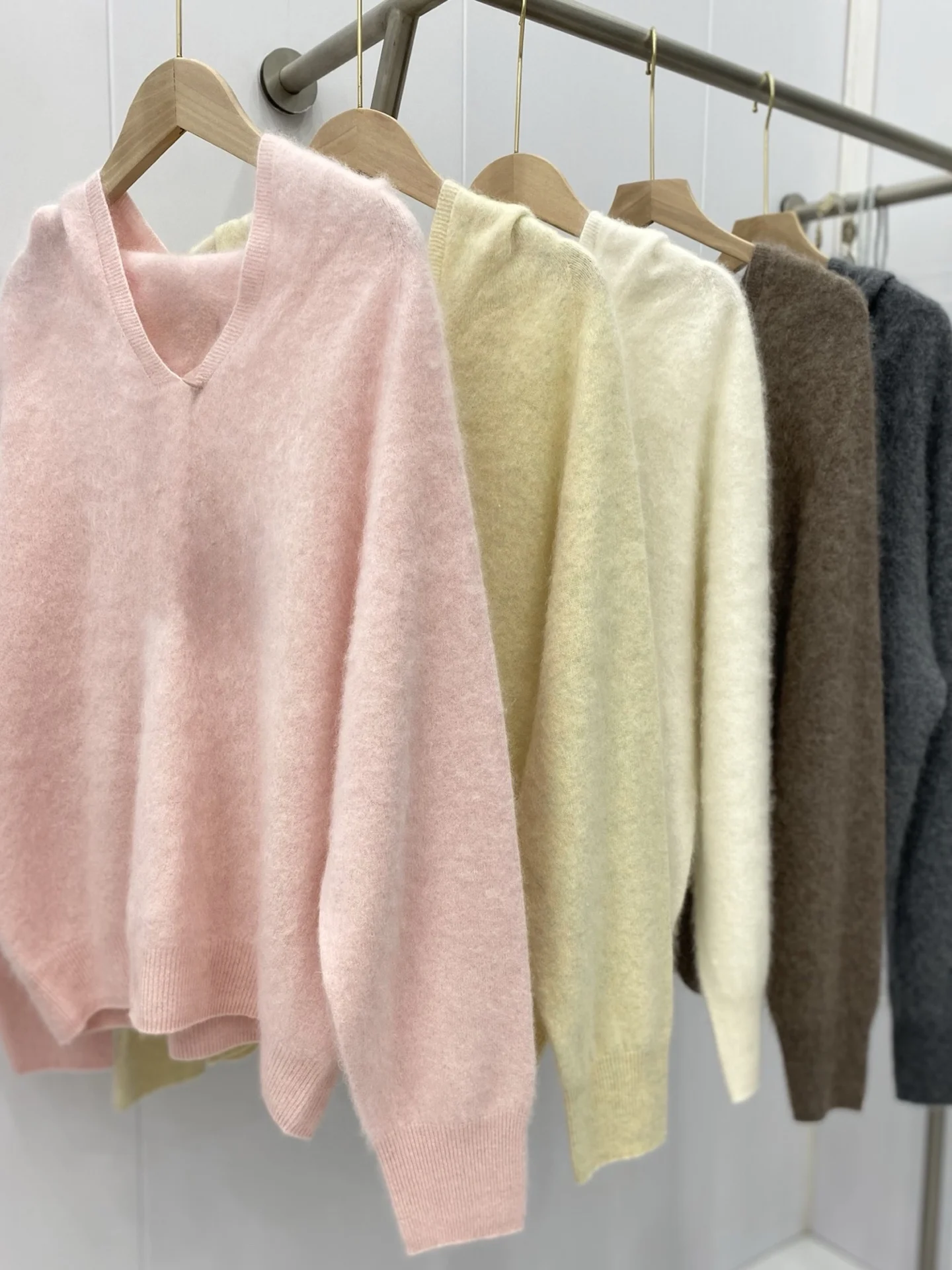 2026 Early Autumn New Style Wool And Cashmere Seamless One-Piece Knitted Hooded Sweater For Women
